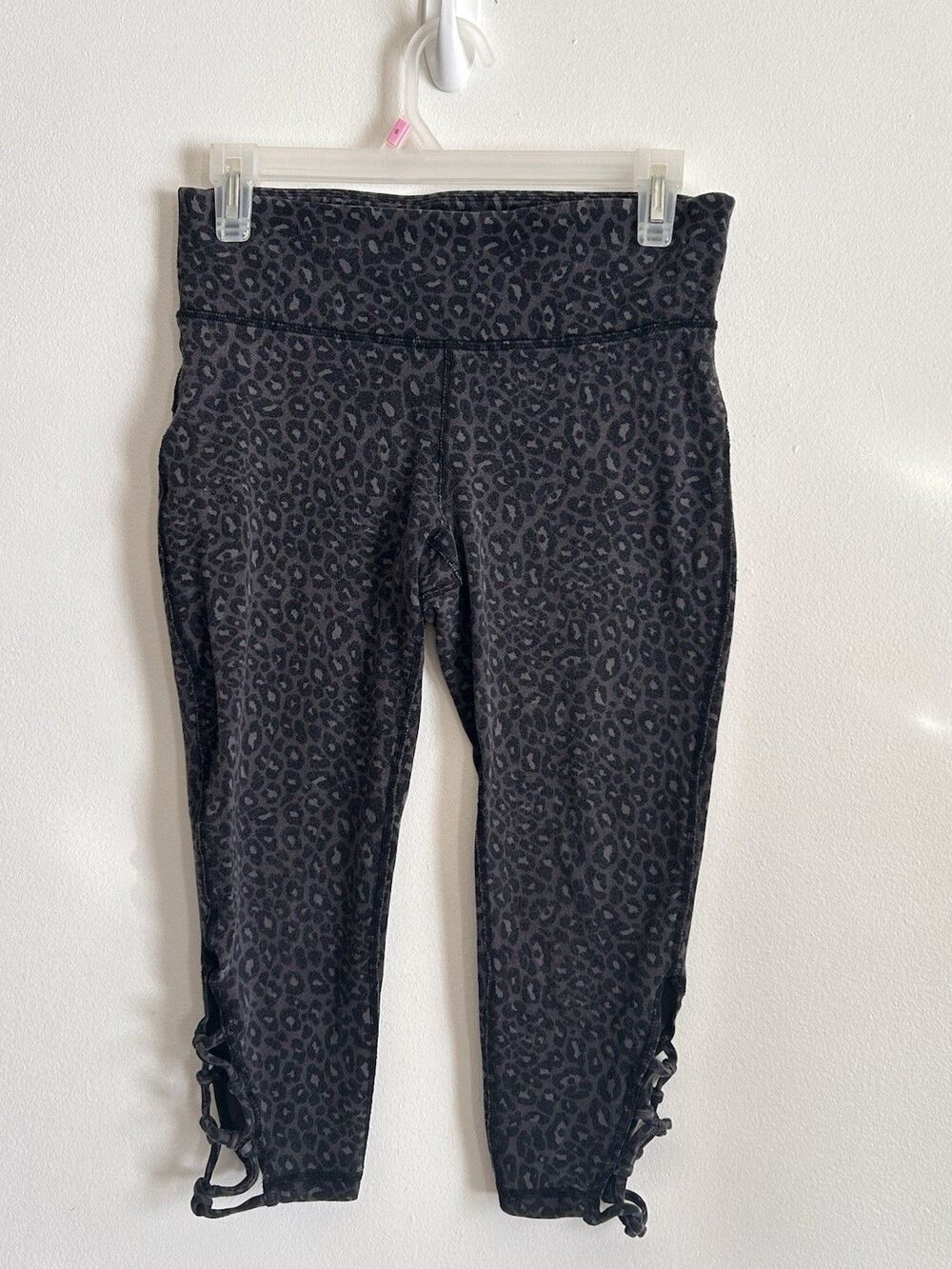 Xersion Black Leopard Print Work Out Leggings Capris Size M Criss Cross Strap